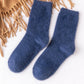 Vue latérale de chaussettes en moumoute bleu marine