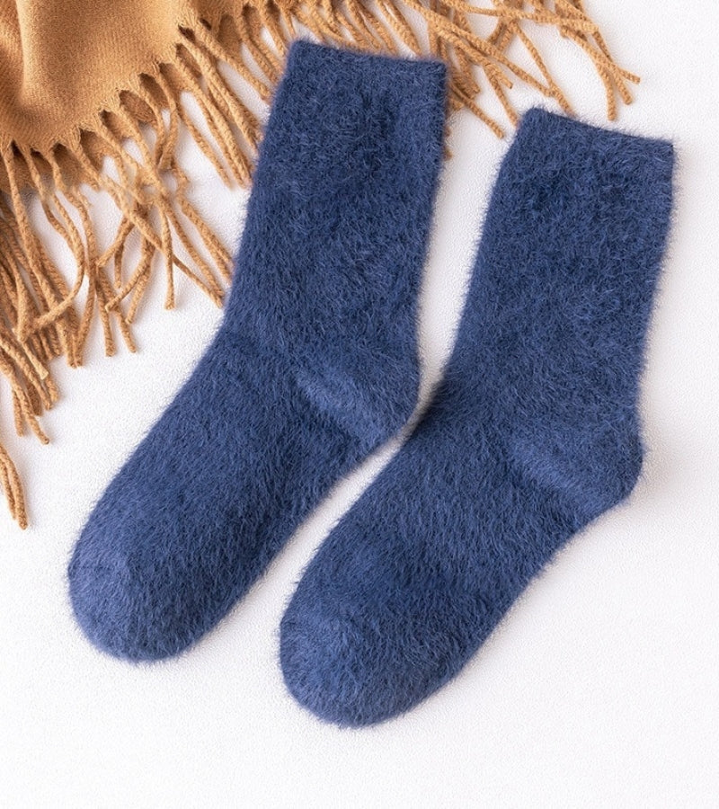 Vue latérale de chaussettes en moumoute bleu marine