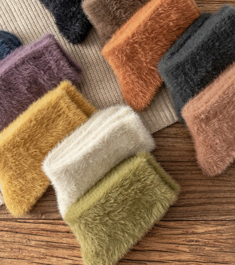 Chaussettes bleu marine en moumoute sur fond blanc