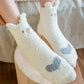 Vue rapprochée des motifs chats sur chaussettes polaires