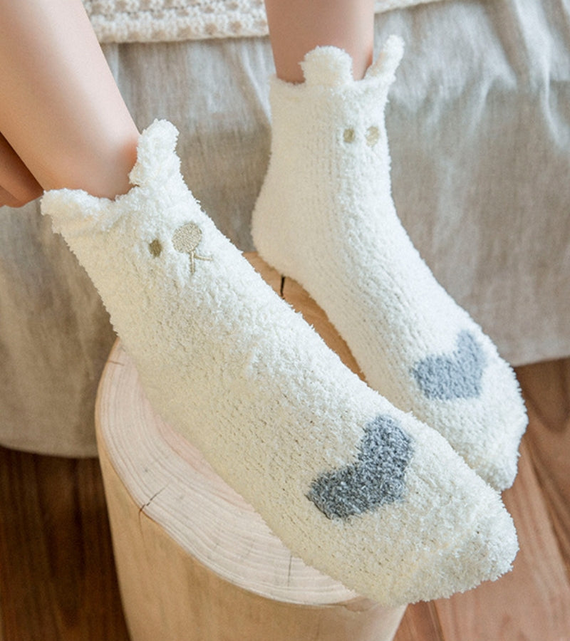 Vue rapprochée des motifs chats sur chaussettes polaires