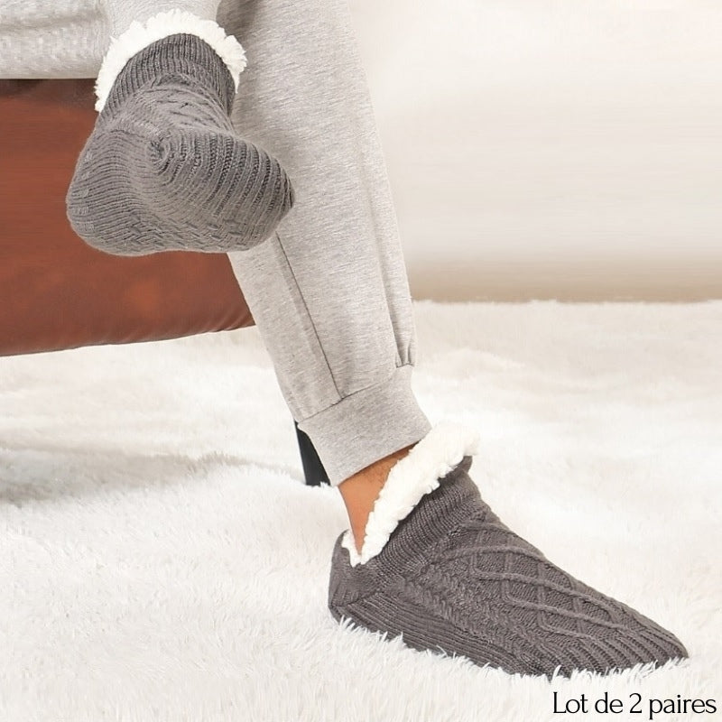 Gros plan sur chaussettes grises, intérieur blanc doux visible