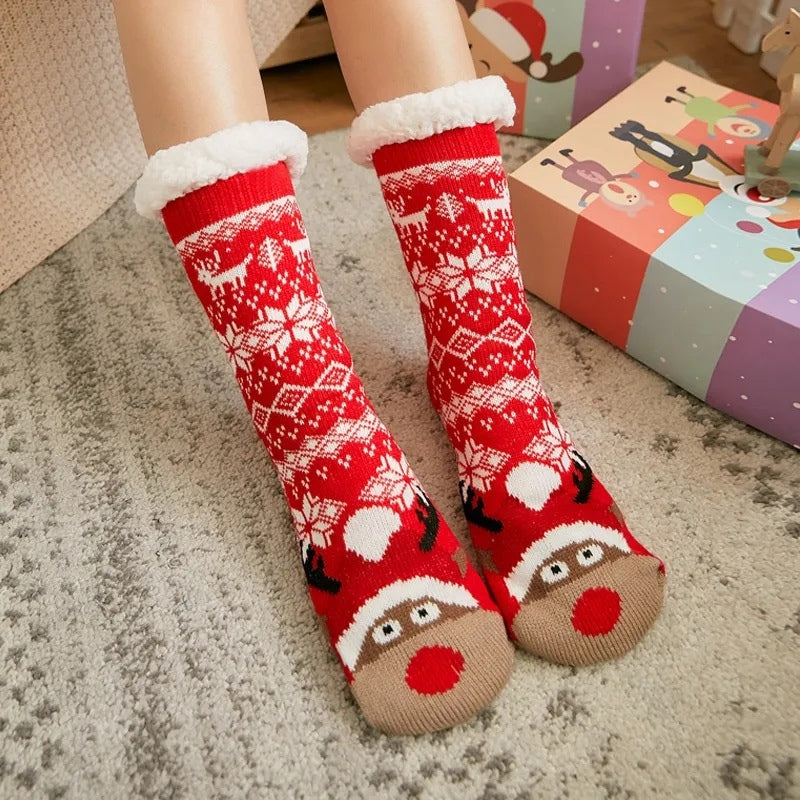 Chaussettes rouges en Pilou Pilou avec motif renne et flocons