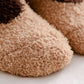 Gros plan sur la texture moelleuse des chaussettes marron