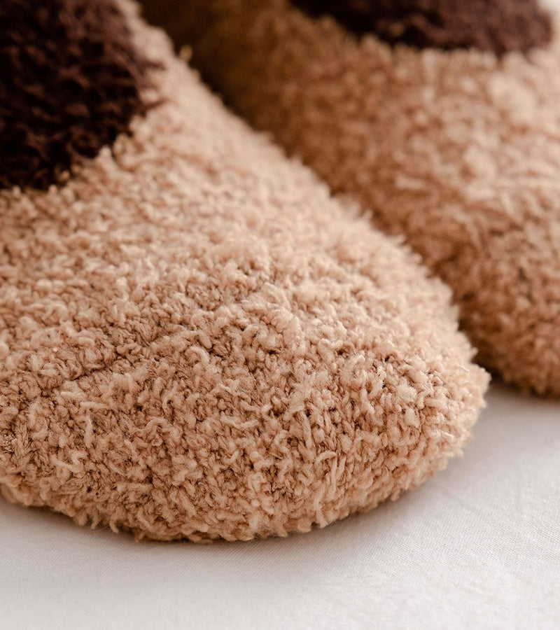 Gros plan sur la texture moelleuse des chaussettes marron