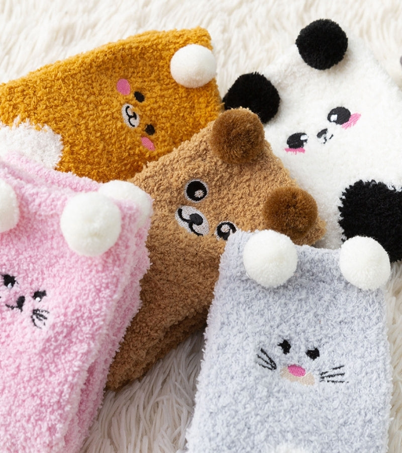 Chaussettes cocooning marron, détail du motif ourson