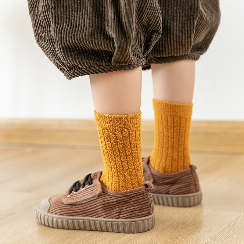 Chaussettes hautes pour enfant, présentées sur fond neutre