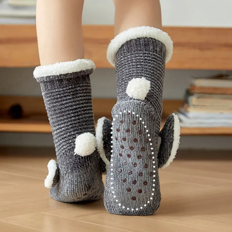 Gros plan sur les détails brodés des chaussettes lapin