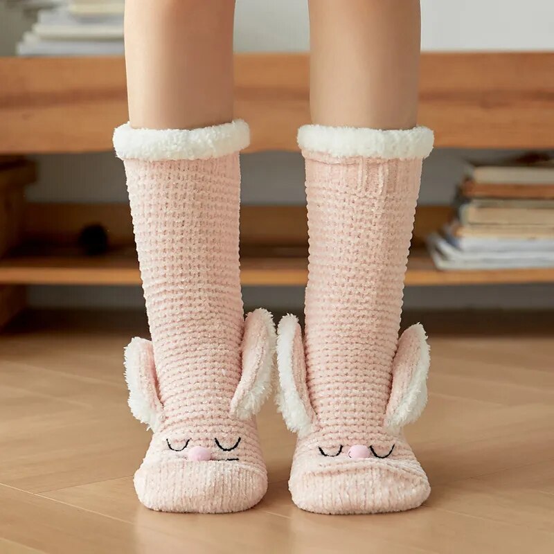 Gros plan sur des chaussettes lapin en matière douce et moelleuse