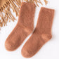 Chaussettes confortables pour femme posées sur un lit