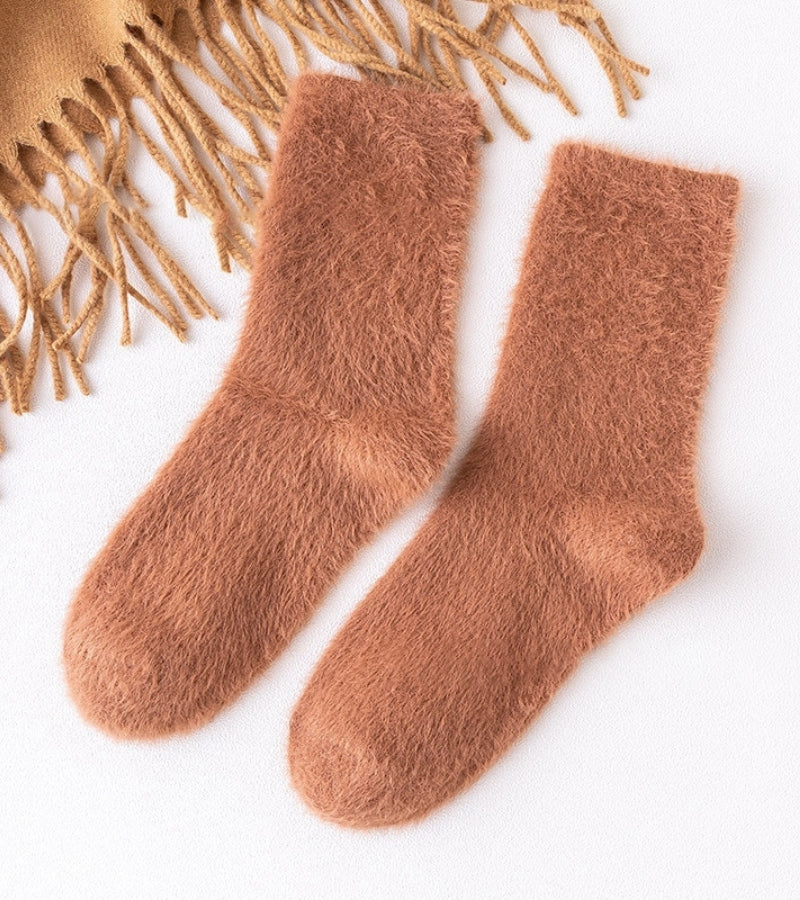 Chaussettes confortables pour femme posées sur un lit