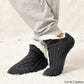Gros plan sur la texture douce des chaussettes molletonnées