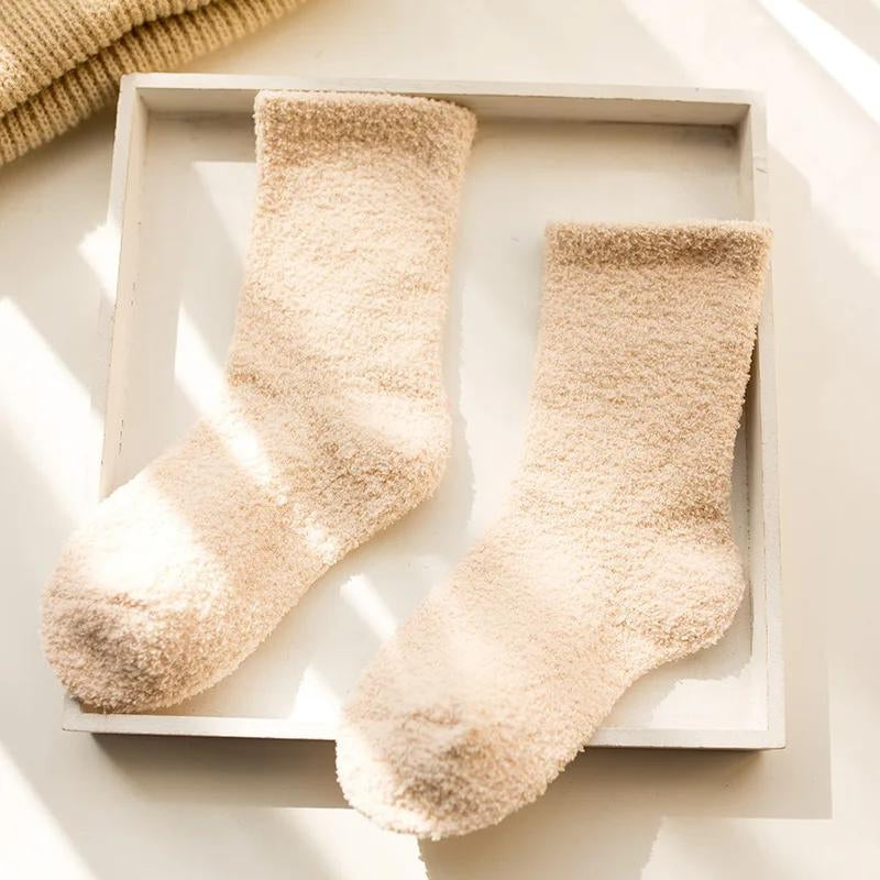 Gros plan sur la texture douce des chaussettes crème