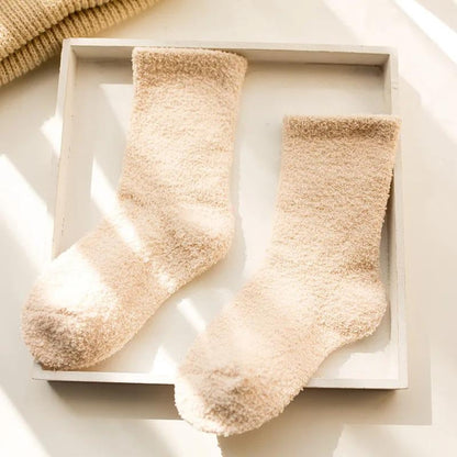 Gros plan sur la texture douce des chaussettes crème