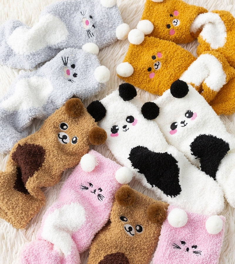 Gros plan sur le motif chat des chaussettes douces et chaudes