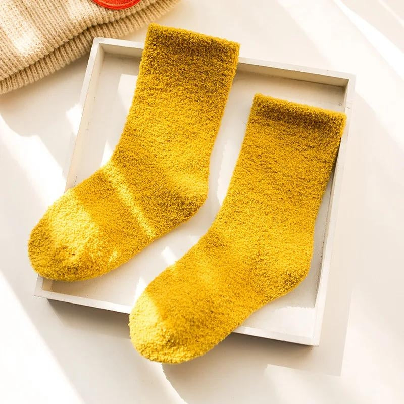 Gros plan sur la texture moelleuse des chaussettes jaunes enfant