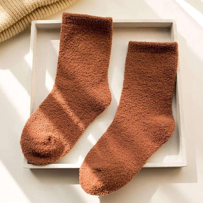 Gros plan sur la texture moelleuse des chaussettes marron enfant