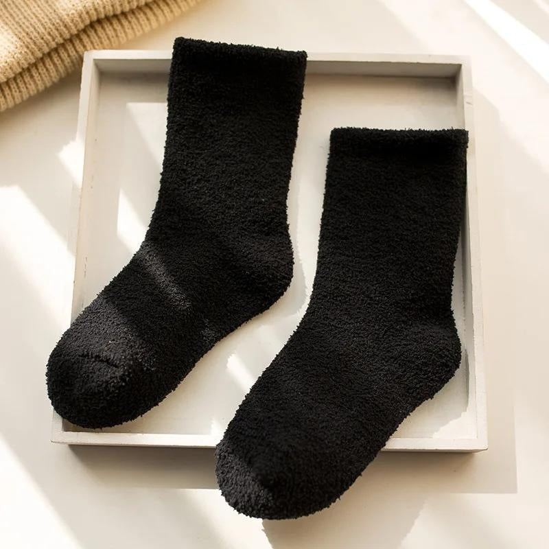 Gros plan sur la texture moelleuse des chaussettes noires enfant