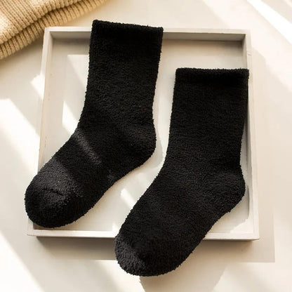 Gros plan sur la texture moelleuse des chaussettes noires enfant