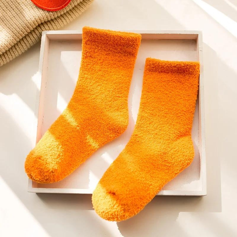 Vue rapprochée de chaussettes orange en matière Pilou Pilou