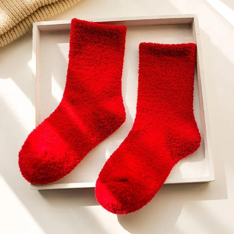 Gros plan sur la texture douce des chaussettes rouges pour enfant