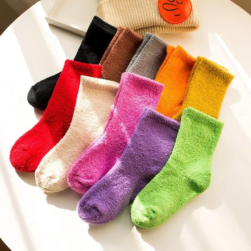 Chaussettes rouges en Pilou Pilou pour enfant sur fond blanc