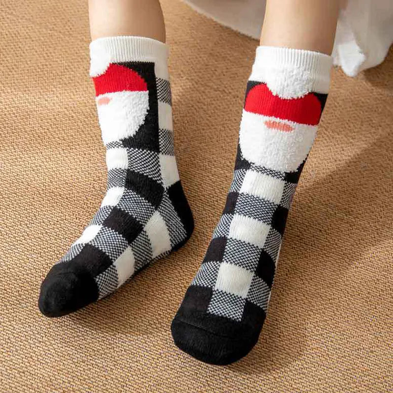 Chaussettes noires et blanches à carreaux avec motif Père Noël