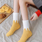 Vue d'ensemble des chaussettes cocooning sur une surface