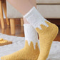 Chaussettes bicolores jaunes et blanches en gros plan