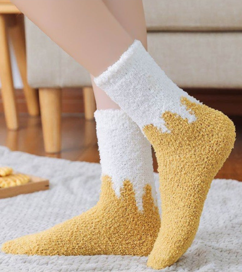 Chaussettes bicolores jaunes et blanches en gros plan