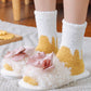Texture moelleuse des chaussettes jaunes et blanches
