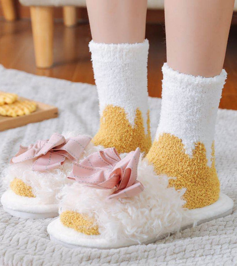 Texture moelleuse des chaussettes jaunes et blanches