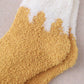Chaussettes en Pilou Pilou posées sur un fond neutre