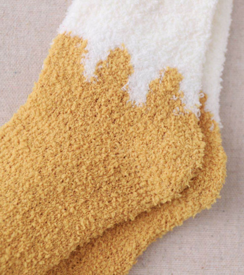 Chaussettes en Pilou Pilou posées sur un fond neutre