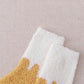 Zoom sur la matière douce et épaisse des chaussettes