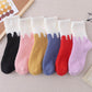 Chaussettes bicolores pliées montrant leur élasticité