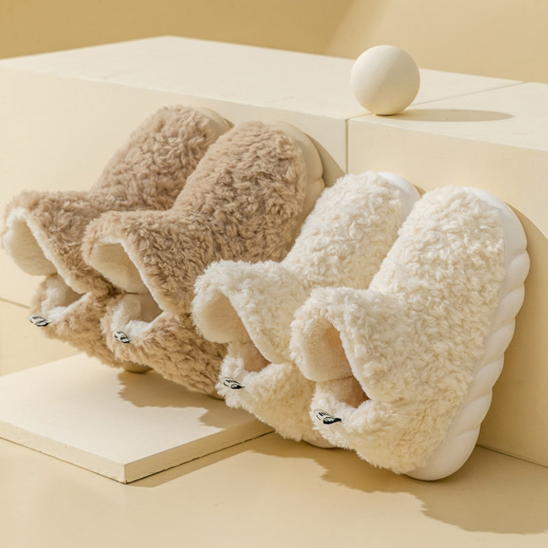 Vue de côté des chaussons camel, design montant