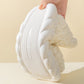 Gros plan sur la texture douce des chaussons