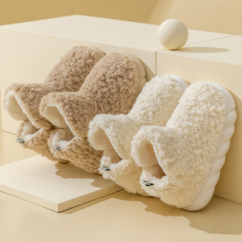 Chaussons crème sur parquet, ambiance cocooning