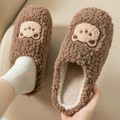 Vue latérale des chaussons marron en pilou