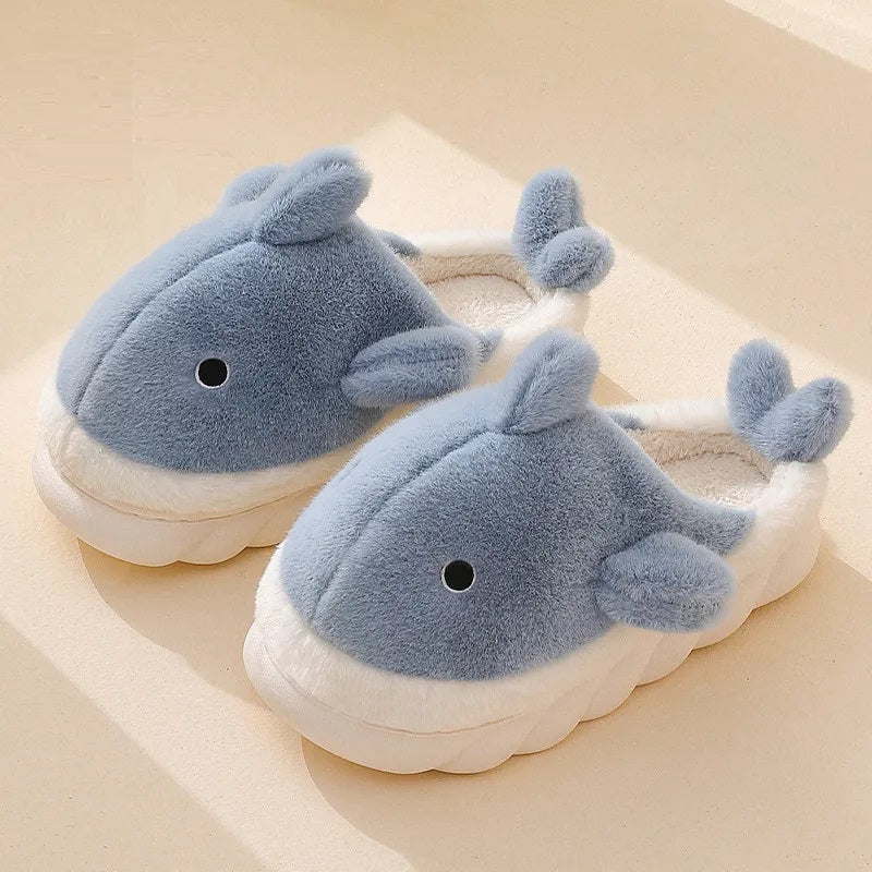 Chaussons dauphin sur un sol en bois, ambiance cocooning