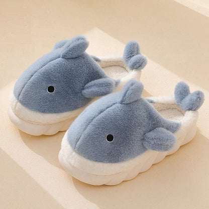 Chaussons dauphin sur un sol en bois, ambiance cocooning