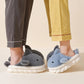Chaussons amusants en Pilou Pilou posés sur un tapis