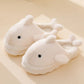 Chaussons dauphin montrant l'intérieur doux et confortable