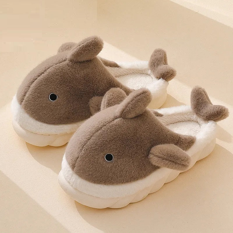 Détail des yeux brodés sur les chaussons dauphin