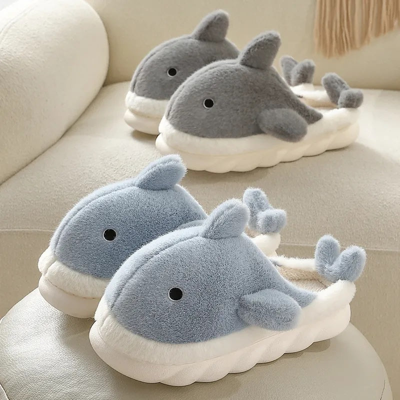 Chaussons en forme de dauphin sur fond blanc