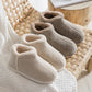 Vue de côté des chaussons beige, design montant élégant