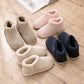 Chaussons beige enveloppant le pied et la cheville pour chaleur
