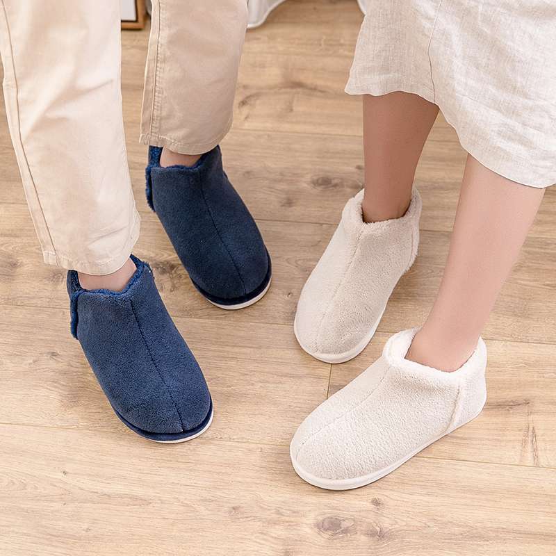 Chaussons bleu marine en mouton synthétique, vue de côté