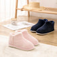 Chaussons rose pastel avec design montant sur fond blanc